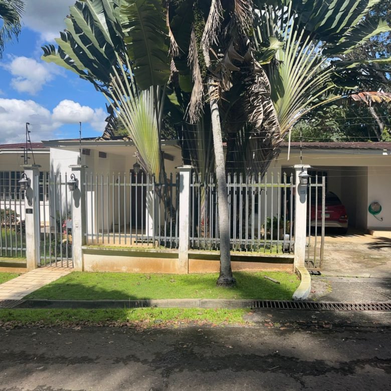 Sector del Canal, con Garita de Seguridad 24/7: Casa de 3 recs en Llanos de Curundu