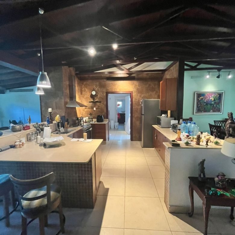 Sector del Canal, con Garita de Seguridad 24/7: Casa de 3 recs en Llanos de Curundu