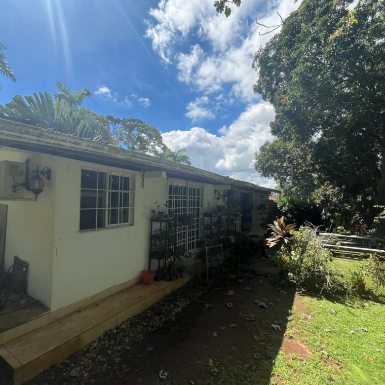 Sector del Canal, con Garita de Seguridad 24/7: Casa de 3 recs en Llanos de Curundu