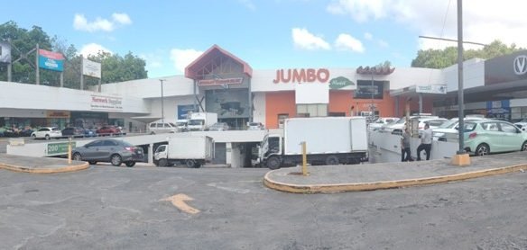 Plaza Comercial Completa, Tumba Muerto: Con +200 estacionamientos y comercios Ancla