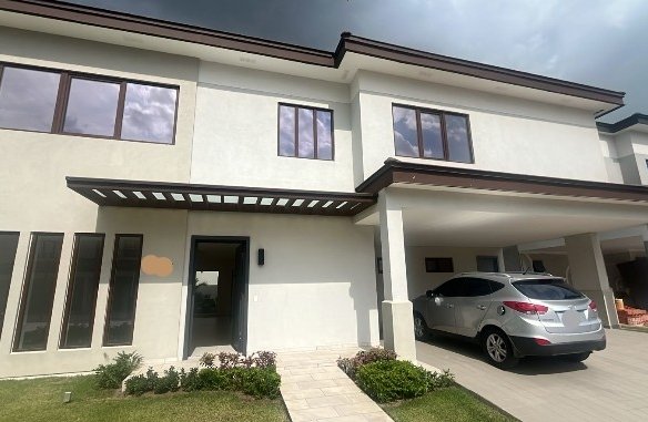 Santa Maria: The Woods, Residencial de Alto Nivel, Casa de 4 Recamaras + Den