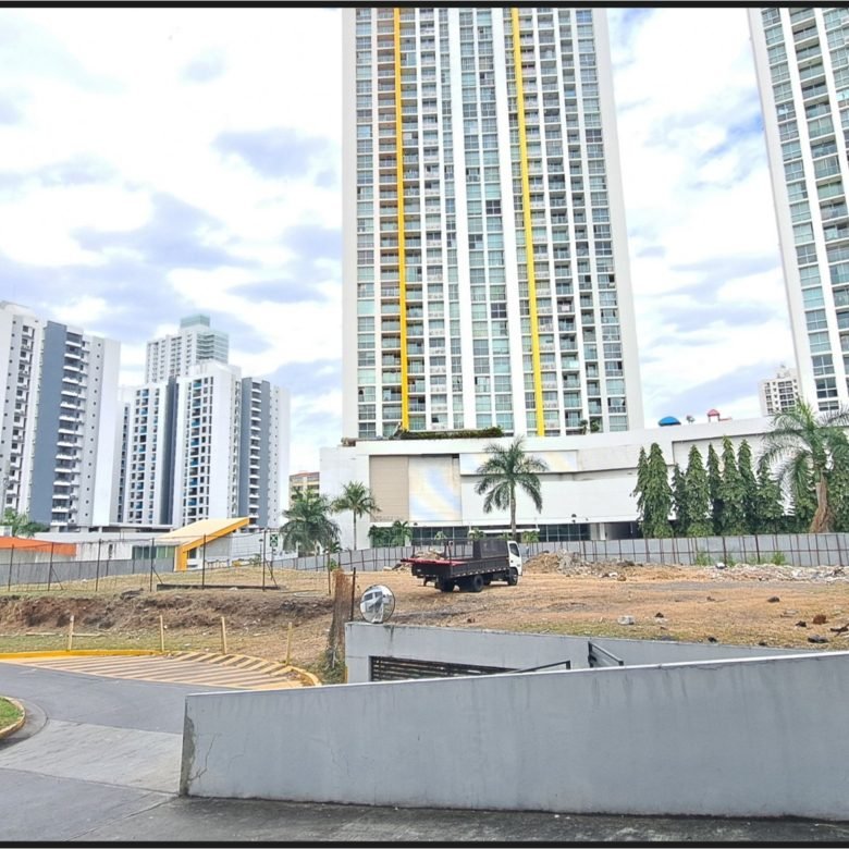 Condado del Rey: Terreno para uso MIXTO Comercial Residencial