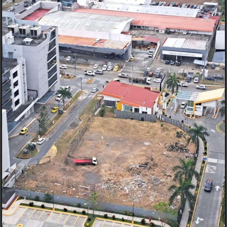 Condado del Rey: Terreno para uso MIXTO Comercial Residencial