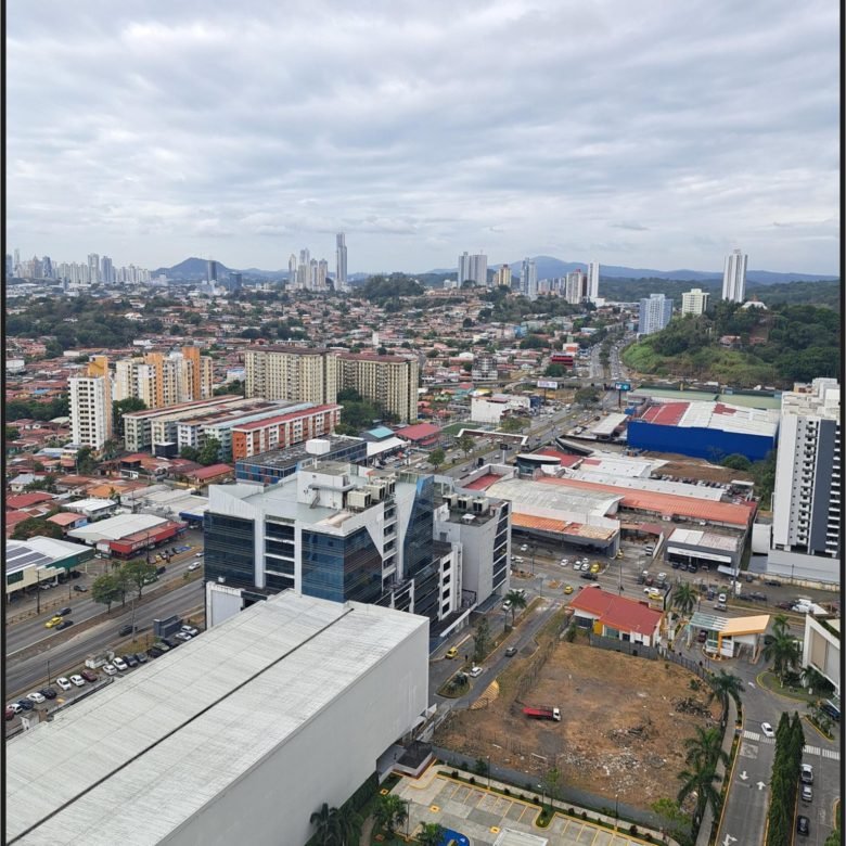 Condado del Rey: Terreno para uso MIXTO Comercial Residencial