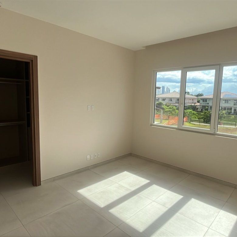 Santa Maria: The Woods, Residencial de Alto Nivel, Casa de 4 Recamaras + Den