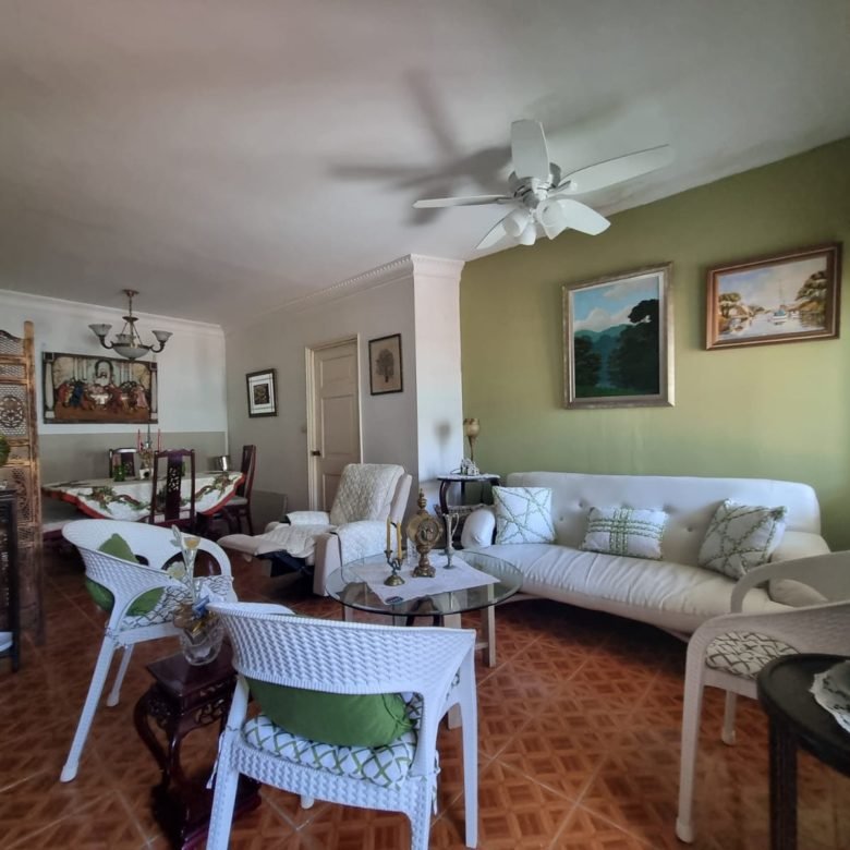 Balboa, Ancon, Sector del Canal: Casa de 7 recámaras con Aires Acondicionados