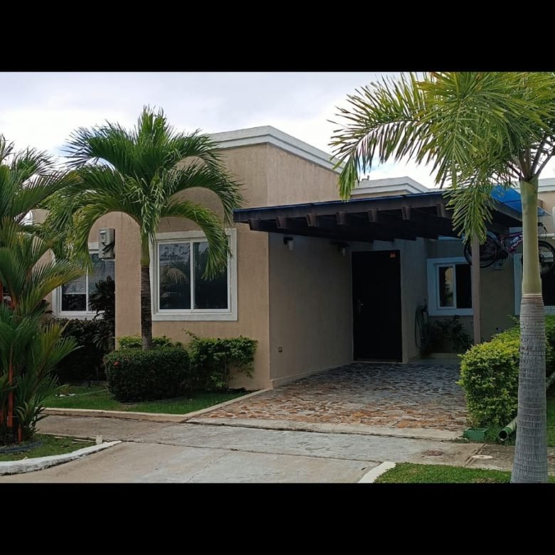Playa Coronado – Casa en Residencial con Garita: Paraiso Village, 3 Recámaras