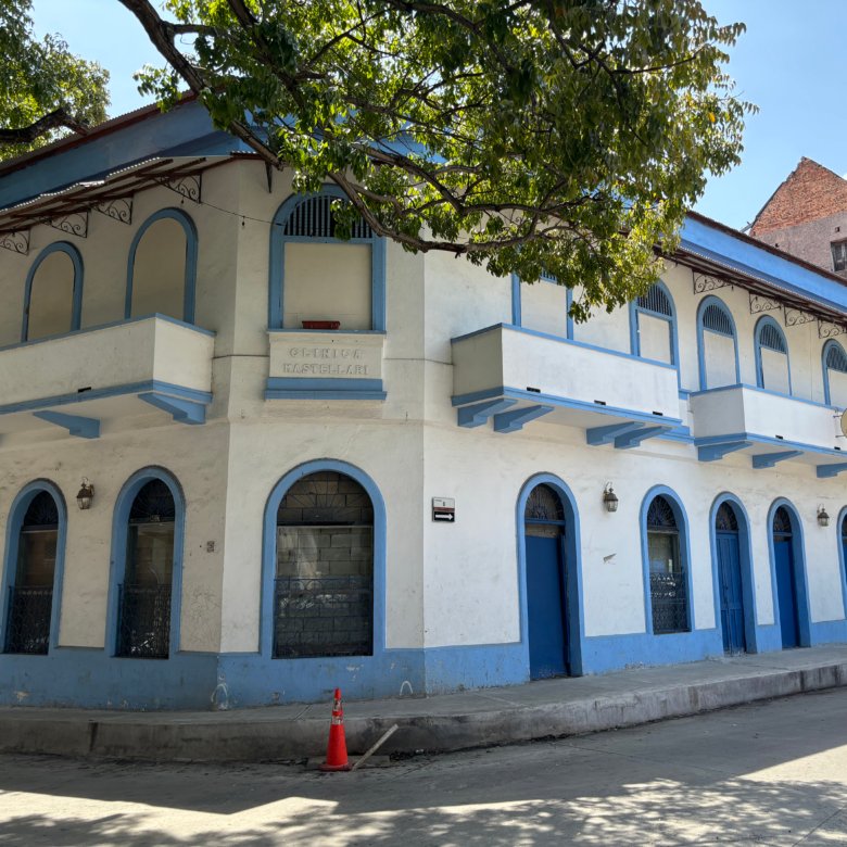 Casco Viejo – Santa Ana: Frente a Plaza, Casa Completa RMH2-C2