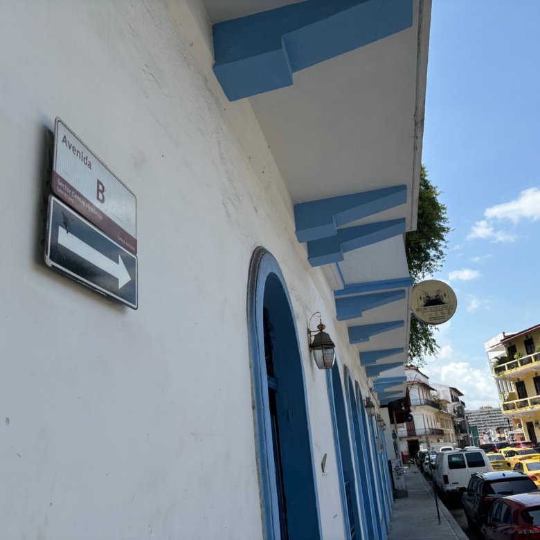 Casco Viejo – Santa Ana: Frente a Plaza, Casa Completa RMH2-C2