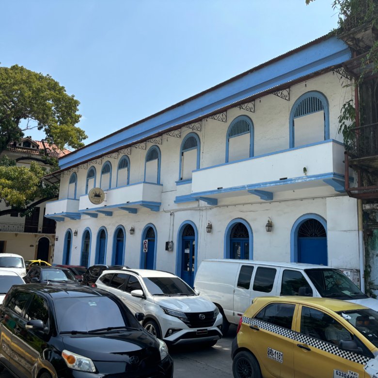 Casco Viejo – Santa Ana: Frente a Plaza, Casa Completa RMH2-C2
