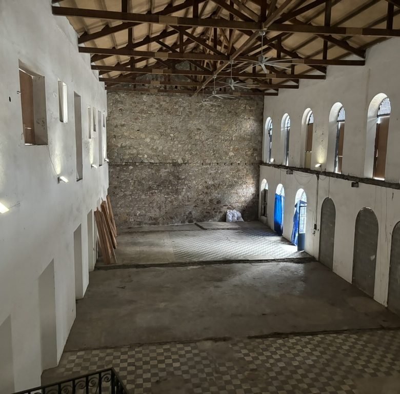 Casco Viejo – Santa Ana: Frente a Plaza, Casa Completa RMH2-C2