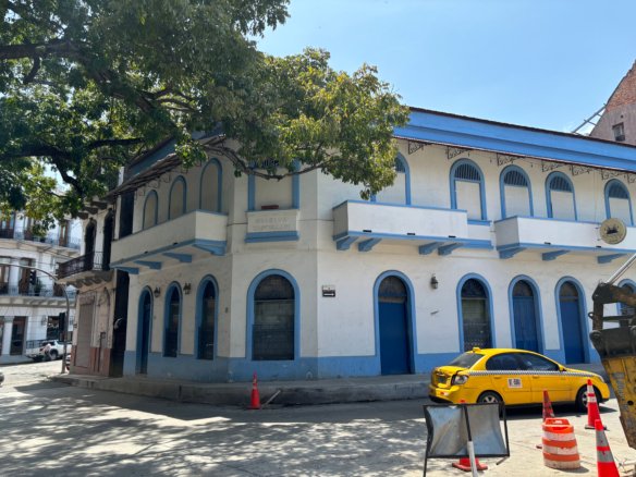 Casco Viejo – Santa Ana: Frente a Plaza, Casa Completa RMH2-C2