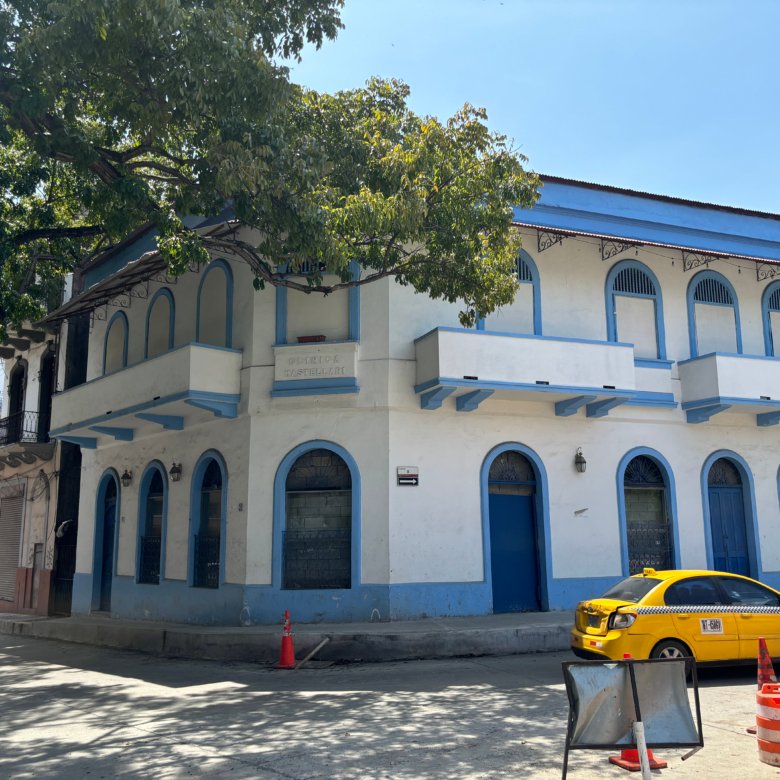Casco Viejo – Santa Ana: Frente a Plaza, Casa Completa RMH2-C2