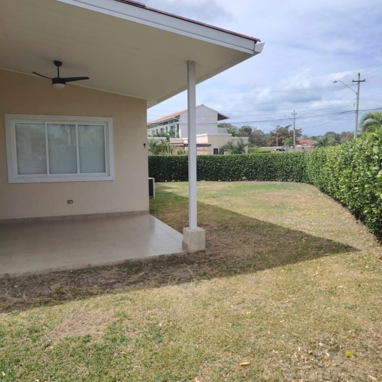 Playa Coronado: Casa Amoblada, con Techos Altos, en Esquina, Seguridad, 3 Recs
