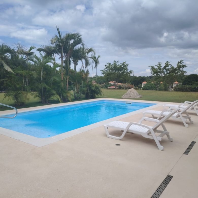 Casa / Villa de Playa con Paneles Solares y Piscina – en Decameron: con Campo de Golf, Lagos Artificiales