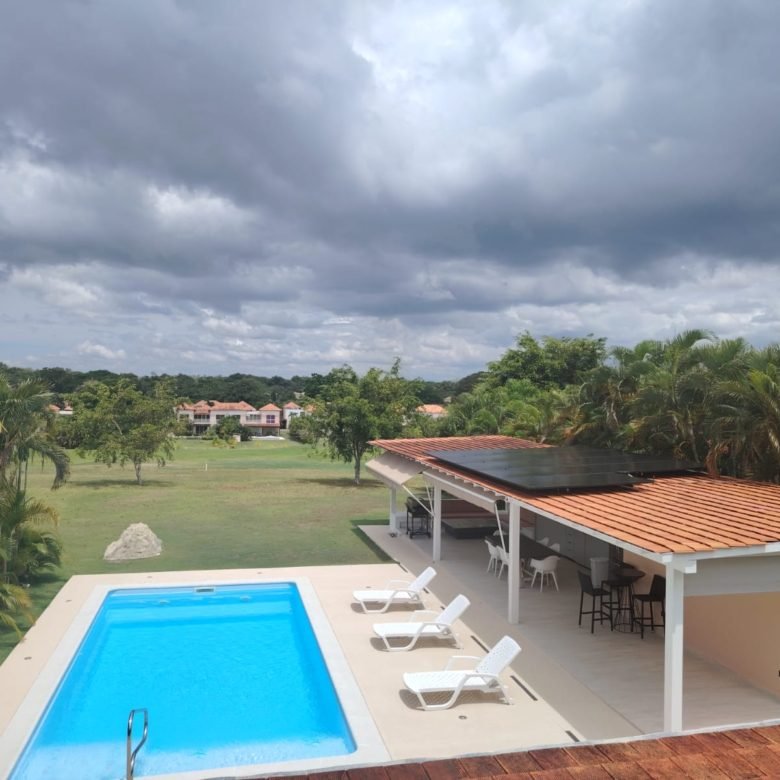 Casa / Villa de Playa con Paneles Solares y Piscina – en Decameron: con Campo de Golf, Lagos Artificiales