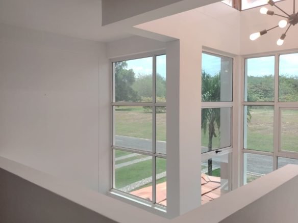 Casa / Villa de Playa con Paneles Solares y Piscina – en Decameron: con Campo de Golf, Lagos Artificiales