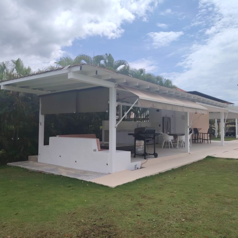 Casa / Villa de Playa con Paneles Solares y Piscina – en Decameron: con Campo de Golf, Lagos Artificiales
