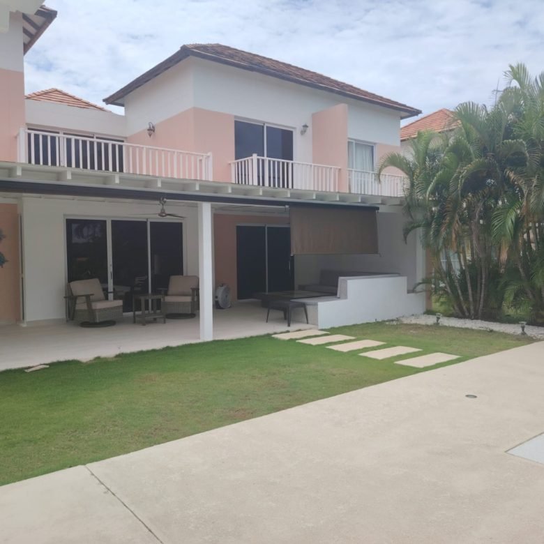 Casa / Villa de Playa con Paneles Solares y Piscina – en Decameron: con Campo de Golf, Lagos Artificiales