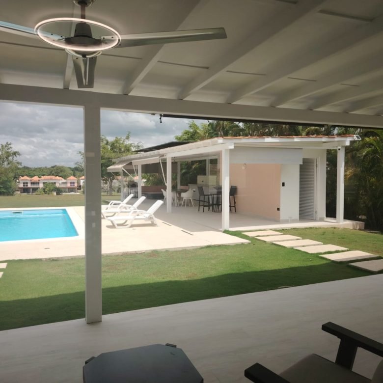 Casa / Villa de Playa con Paneles Solares y Piscina – en Decameron: con Campo de Golf, Lagos Artificiales