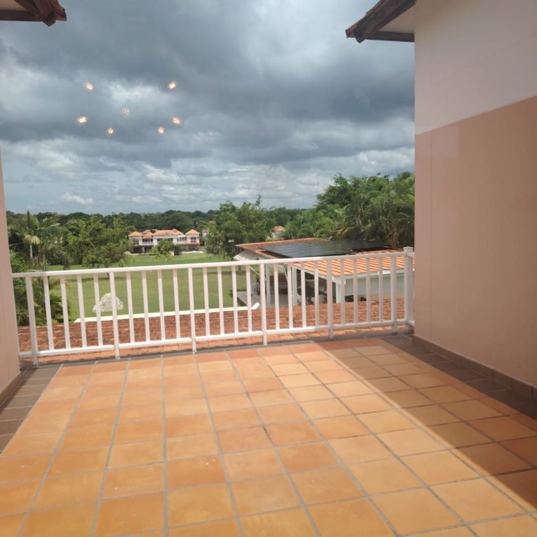 Casa / Villa de Playa con Paneles Solares y Piscina – en Decameron: con Campo de Golf, Lagos Artificiales