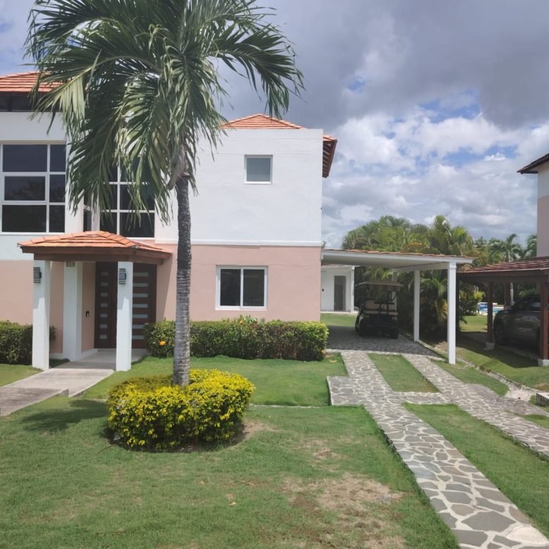 Casa / Villa de Playa con Paneles Solares y Piscina – en Decameron: con Campo de Golf, Lagos Artificiales