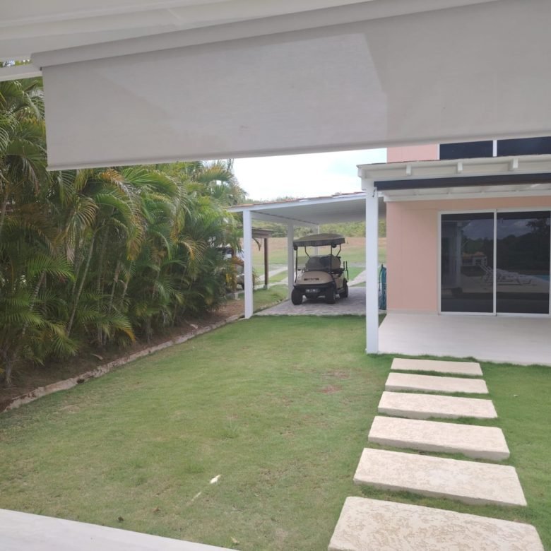 Casa / Villa de Playa con Paneles Solares y Piscina – en Decameron: con Campo de Golf, Lagos Artificiales