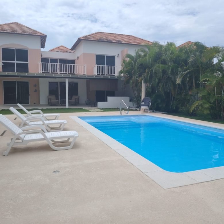 Casa / Villa de Playa con Paneles Solares y Piscina – en Decameron: con Campo de Golf, Lagos Artificiales