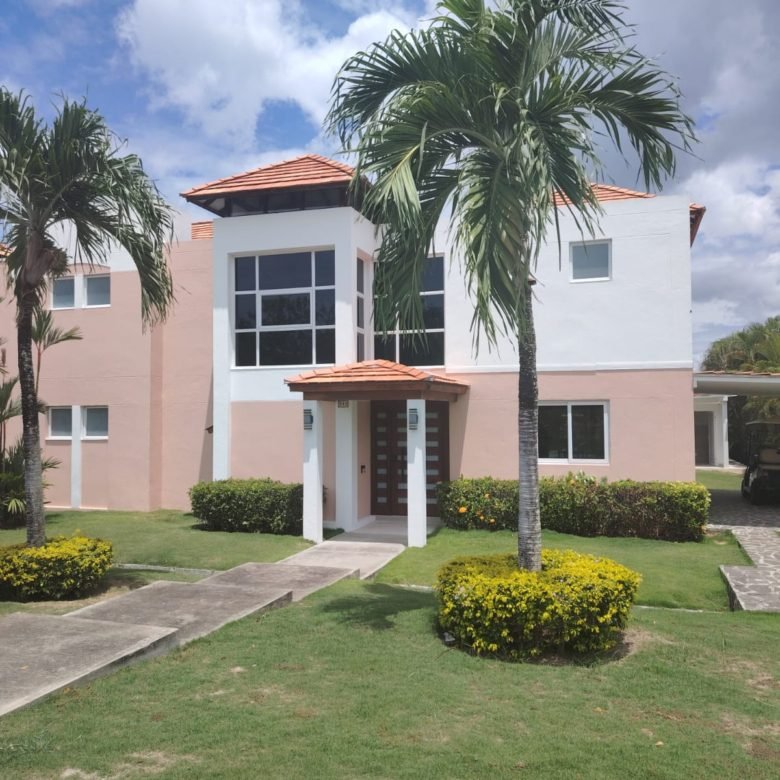 Casa / Villa de Playa con Paneles Solares y Piscina – en Decameron: con Campo de Golf, Lagos Artificiales