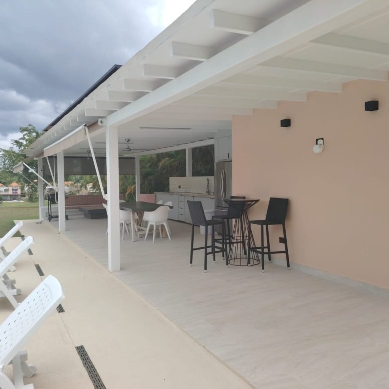 Casa / Villa de Playa con Paneles Solares y Piscina – en Decameron: con Campo de Golf, Lagos Artificiales