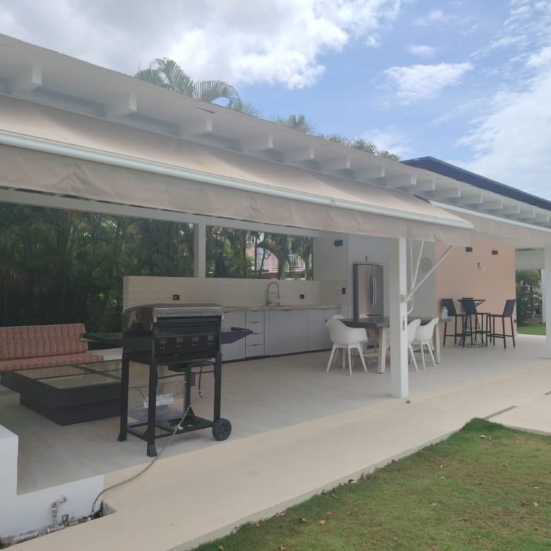 Casa / Villa de Playa con Paneles Solares y Piscina – en Decameron: con Campo de Golf, Lagos Artificiales