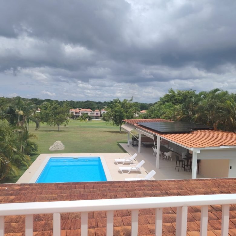 Casa / Villa de Playa con Paneles Solares y Piscina – en Decameron: con Campo de Golf, Lagos Artificiales