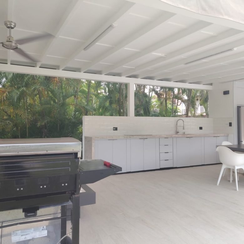 Casa / Villa de Playa con Paneles Solares y Piscina – en Decameron: con Campo de Golf, Lagos Artificiales