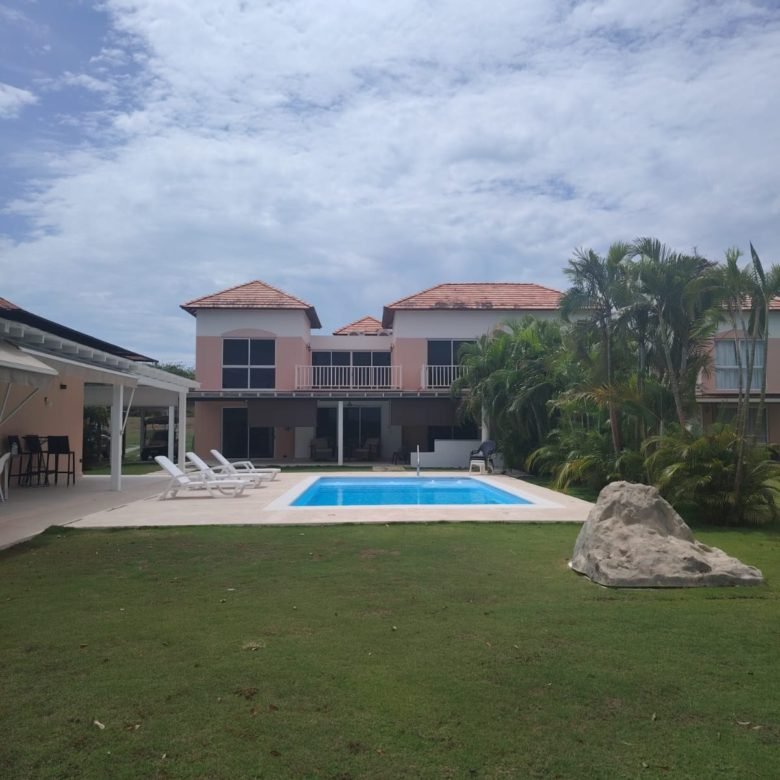 Casa / Villa de Playa con Paneles Solares y Piscina – en Decameron: con Campo de Golf, Lagos Artificiales