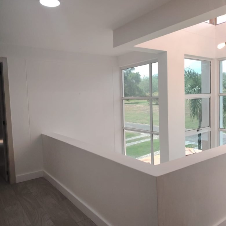 Casa / Villa de Playa con Paneles Solares y Piscina – en Decameron: con Campo de Golf, Lagos Artificiales