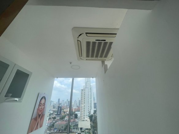 Av Balboa – Frente Al Mar: Oficina Alquilada, con piso de Marmol