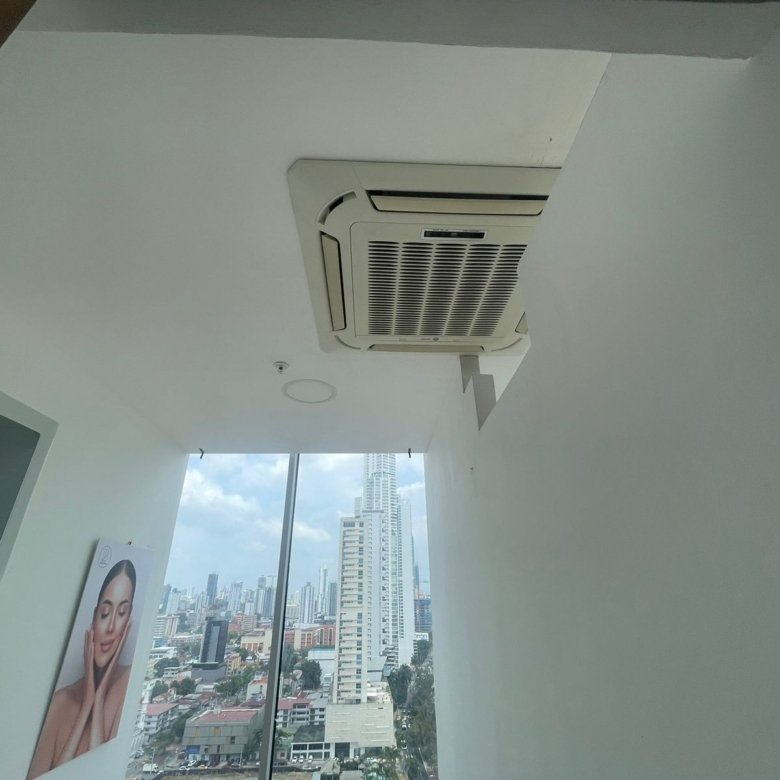 Av Balboa – Frente Al Mar: Oficina Alquilada, con piso de Marmol