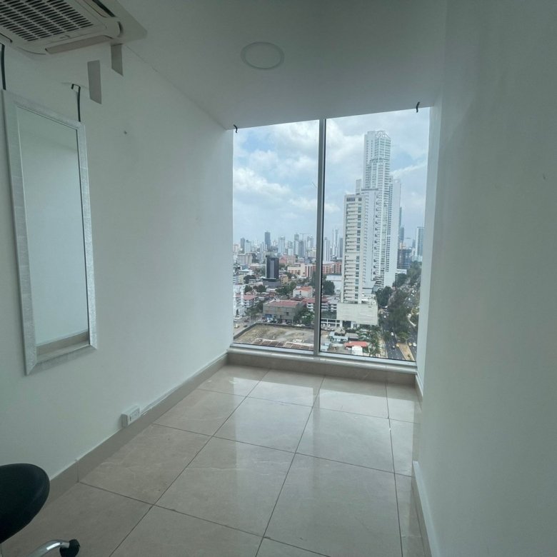 Av Balboa – Frente Al Mar: Oficina Alquilada, con piso de Marmol