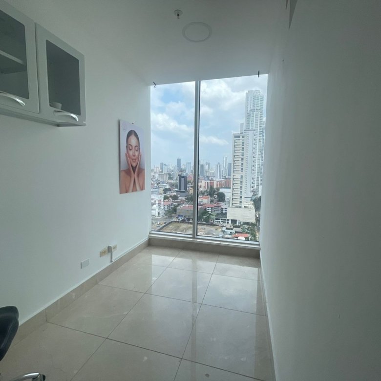 Av Balboa – Frente Al Mar: Oficina Alquilada, con piso de Marmol