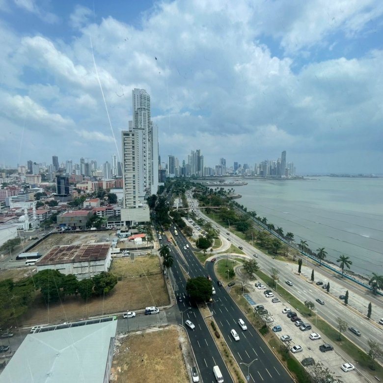 Av Balboa – Frente Al Mar: Oficina Alquilada, con piso de Marmol