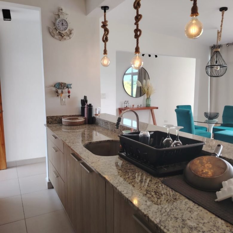 Casa en Residencial con Piscina – Sector de Playa: Las Lajas, 2 Recs, Amoblada
