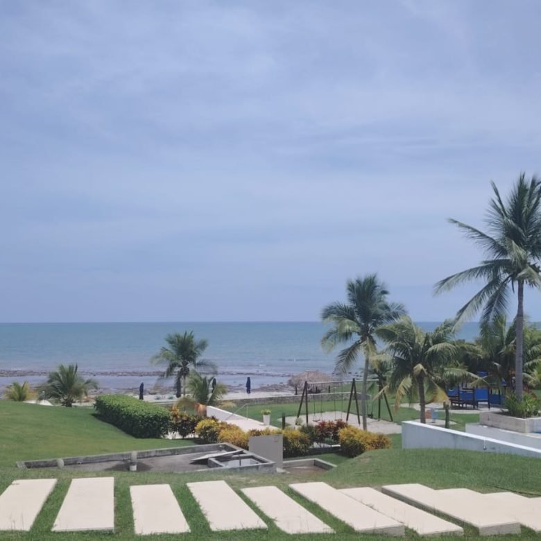 Casamar – Playa Riomar: Con Campo de Golf, Elegancia, y Frente a Playa, Amoblado