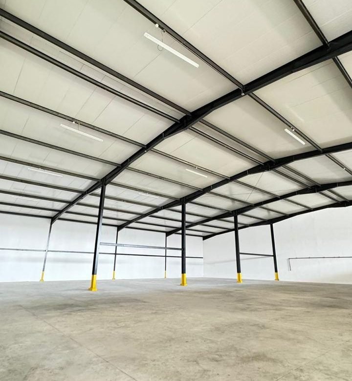 24 de Diciembre: 2117 m², con Oficinas, 2 Galeras Pegadas Para Alquiler o Venta