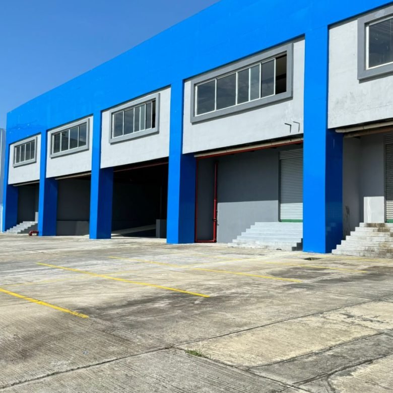 24 de Diciembre: 2117 m², con Oficinas, 2 Galeras Pegadas Para Alquiler o Venta