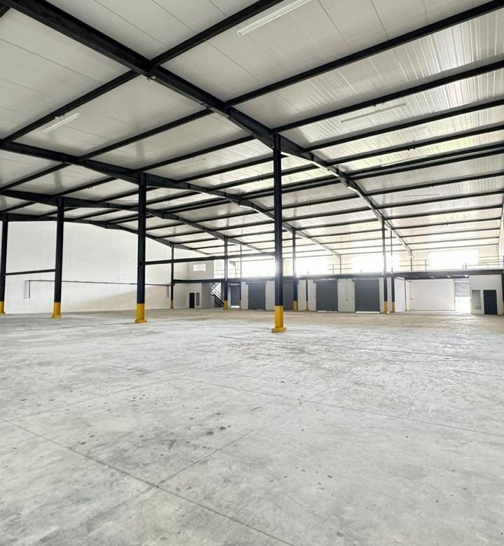 24 de Diciembre: 2117 m², con Oficinas, 2 Galeras Pegadas Para Alquiler o Venta