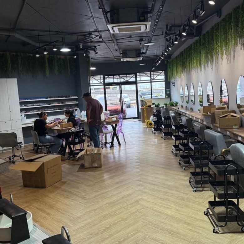 Local Comercial Planta Baja – en Plaza Comercial, Visible desde Calle