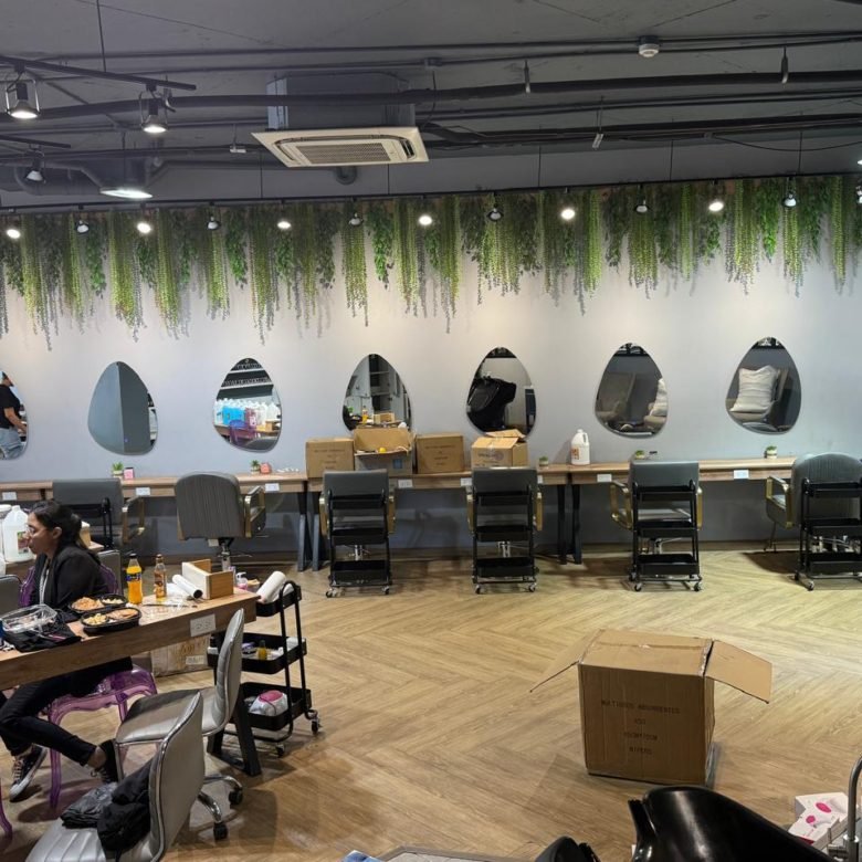 Local Comercial Planta Baja – en Plaza Comercial, Visible desde Calle