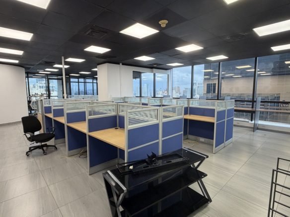 Oficina Amoblada en Plaza Banco General, Calle 50, Incluye Electricidad y Mtto