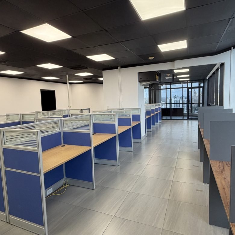 Oficina Amoblada en Plaza Banco General, Calle 50, Incluye Electricidad y Mtto