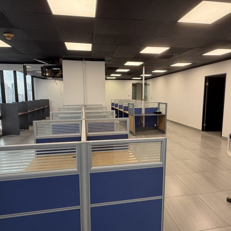 Oficina Amoblada en Plaza Banco General, Calle 50, Incluye Electricidad y Mtto